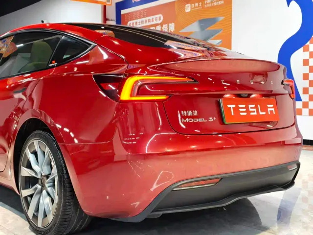 Tesla Model 3 — Фото автомобиля 12
