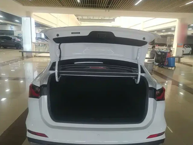 Roewe i5 — Фото автомобиля 18