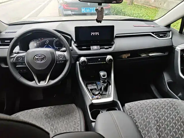 Toyota RAV4 — Фото автомобиля 12
