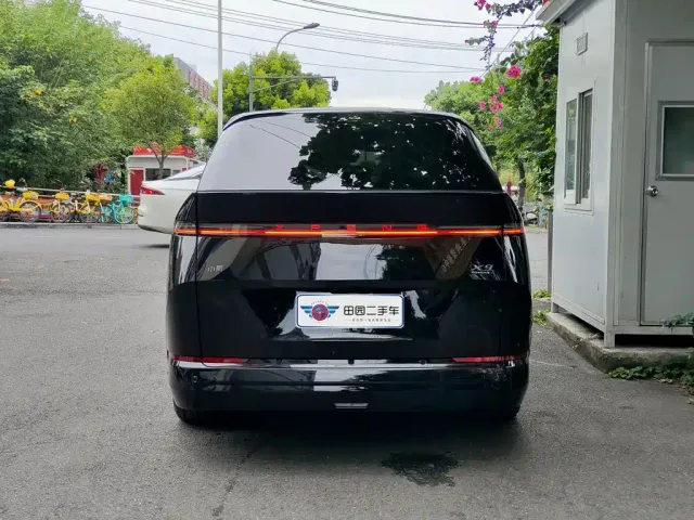 Xpeng X9 — Фото автомобиля 5