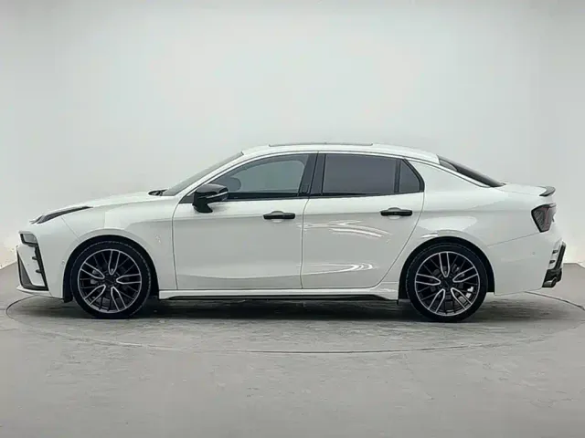Lynk & Co 03 — Фото автомобиля 2