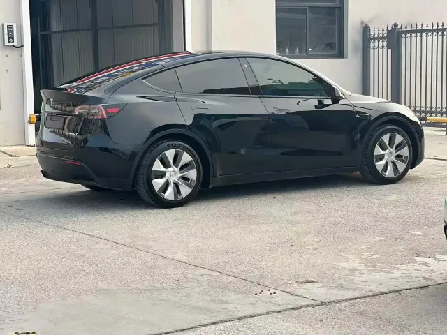 Tesla Model Y — Фото автомобиля 10