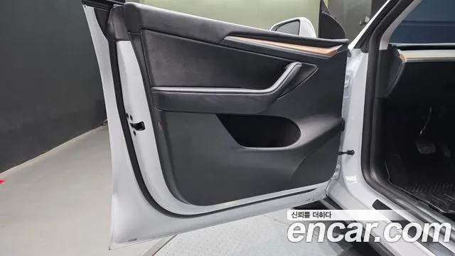 Tesla Model Y — Фото автомобиля 24