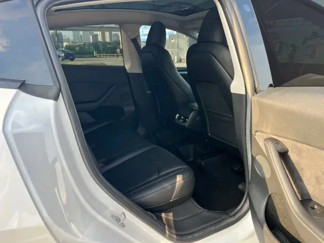 Tesla Model Y — Фото автомобиля 17