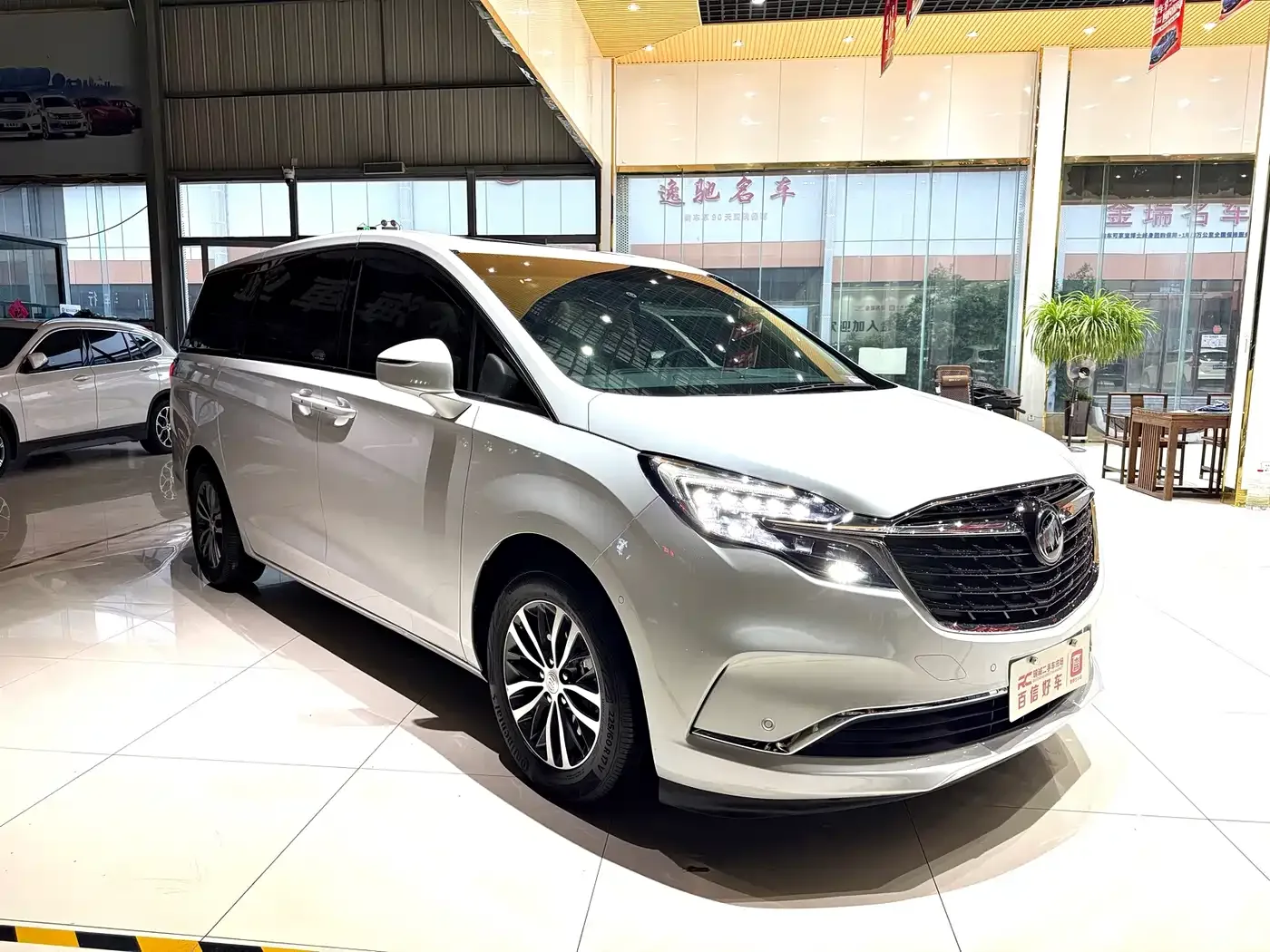 Buick Buick GL8 2022 ES Landmark 653T Premium — Фото автомобиля 3