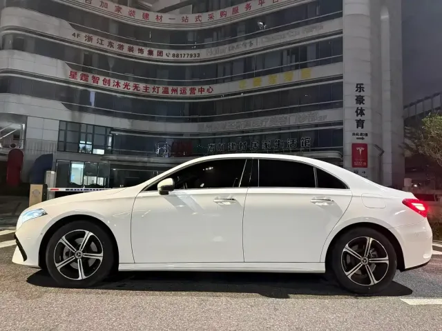 Mercedes-Benz Mercedes-Benz A-Class 2023 A 200 L Fashion — Фото автомобиля 3
