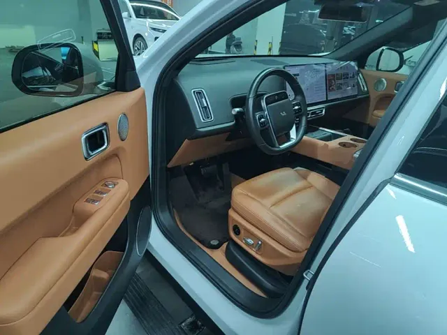 Li Auto L6 — Фото автомобиля 15