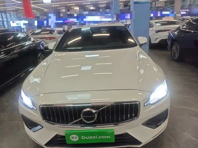 Volvo S60 — Фото автомобиля 2