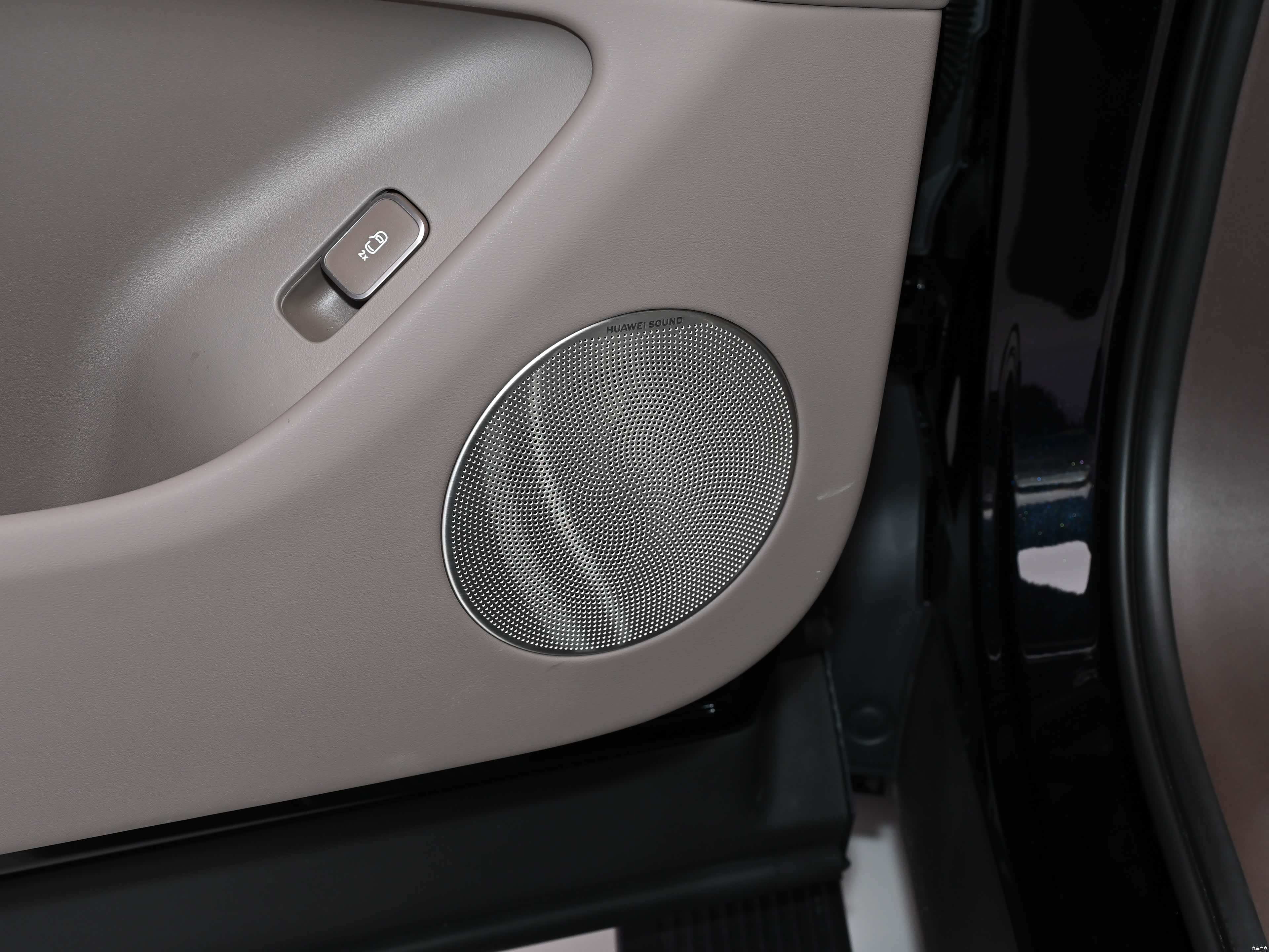 AITO M7 EREV Ultra 5 seats 4wd — Фото автомобиля 8