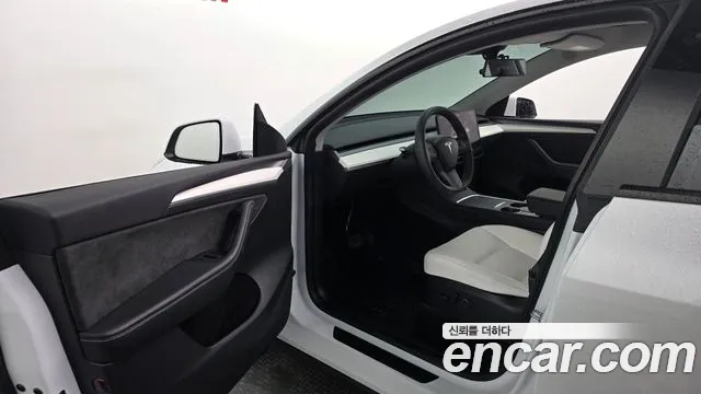 Tesla Model Y — Фото автомобиля 10