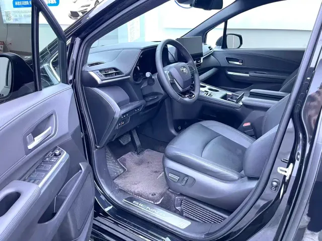 Toyota Sienna — Фото автомобиля 4