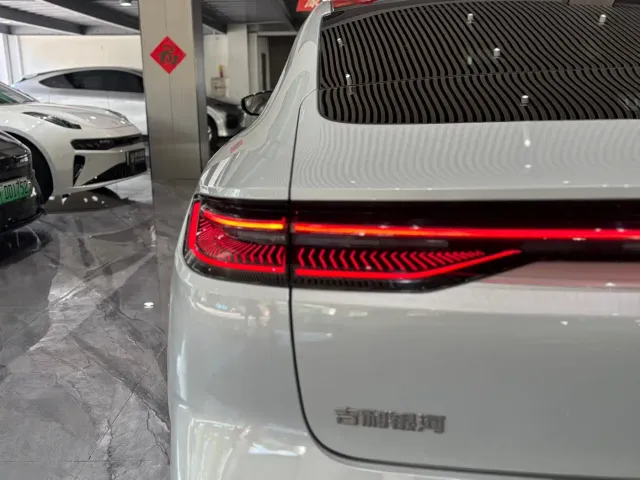 Geely Galaxy E8 — Фото автомобиля 27