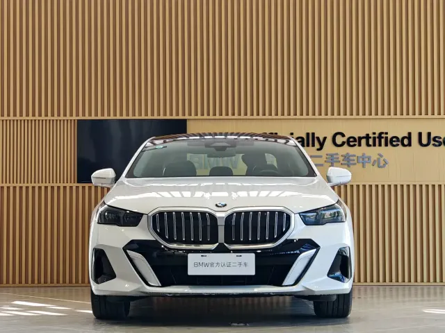 BMW 5 Series — Фото автомобиля 2