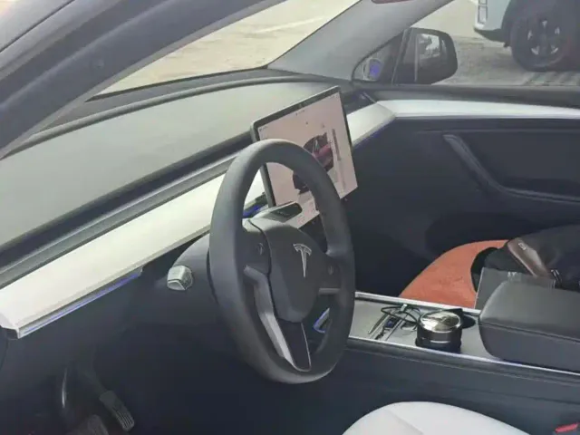 Tesla Model Y — Фото автомобиля 5