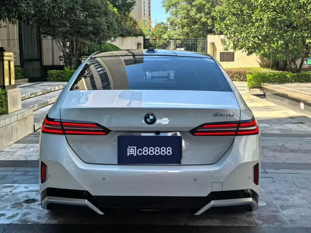 BMW 5 Series — Фото автомобиля 8