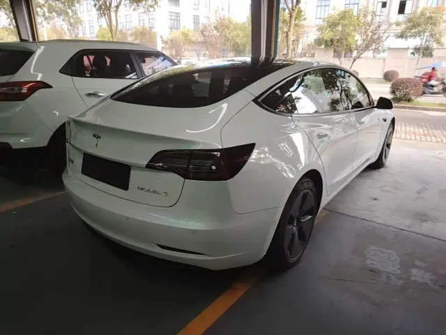 Tesla Model 3 — Фото автомобиля 6