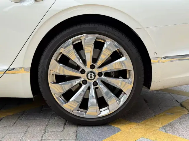 Bentley Flying Spur — Фото автомобиля 16