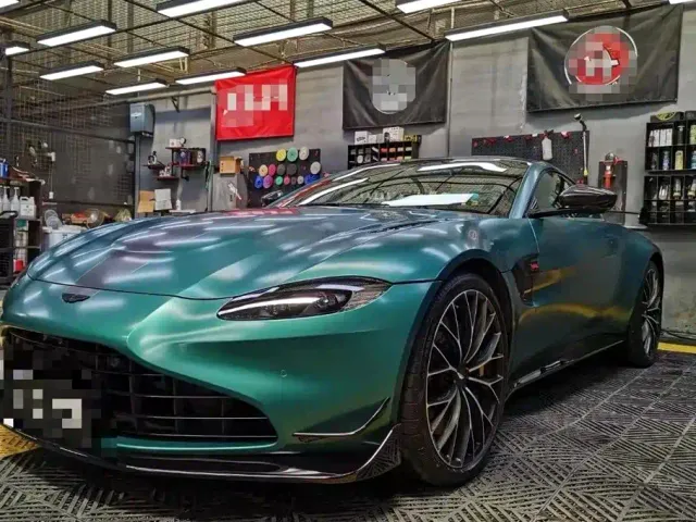 Фотография автомобиля — Aston Martin V8 Vantage