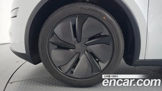 Tesla Model Y — Фото автомобиля 5