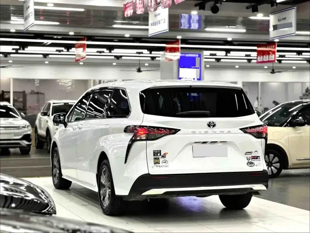 Toyota Sienna — Фото автомобиля 4