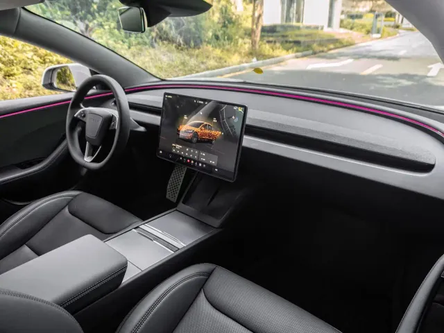 Tesla Model 3 — Фото автомобиля 14