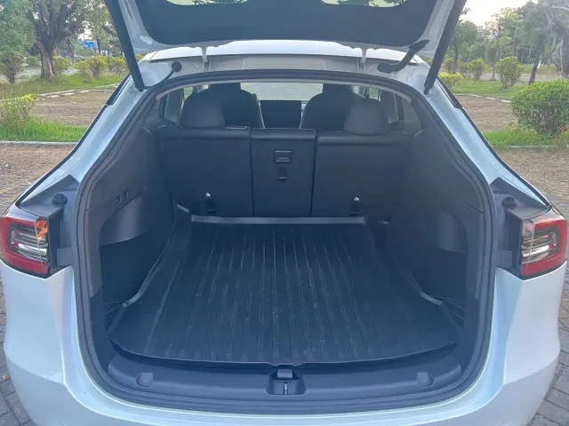 Tesla Model Y — Фото автомобиля 19