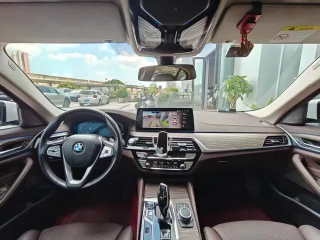 BMW 5 Series — Фото автомобиля 17