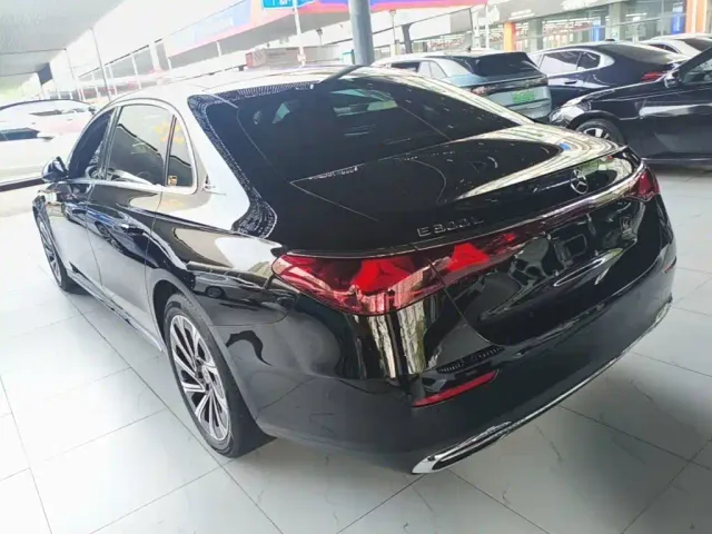 Mercedes-Benz E-Class — Фото автомобиля 4