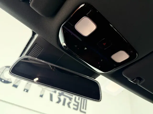 Li Auto L8 — Фото автомобиля 13