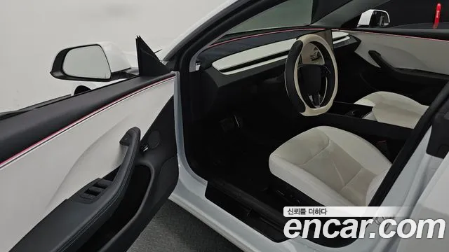 Tesla Model 3 — Фото автомобиля 16