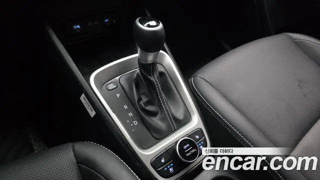 Hyundai Venue — Фото автомобиля 9