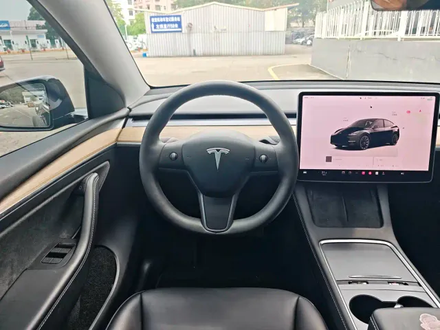 Tesla Model Y — Фото автомобиля 6