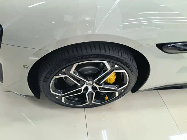 Xiaomi SU7 — Фото автомобиля 22