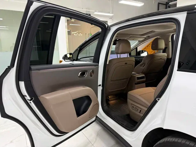 Li Auto i8 — Фото автомобиля 13