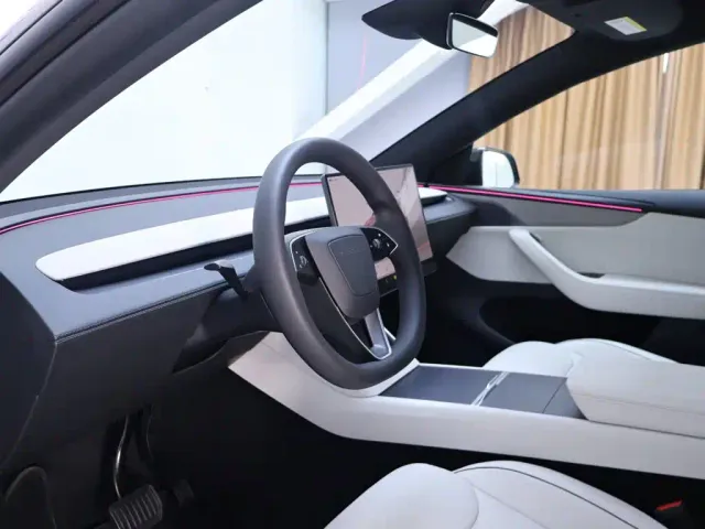 Tesla Model Y L — Фото автомобиля 11