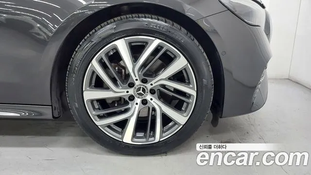 Mercedes-Benz E-Class — Фото автомобиля 5