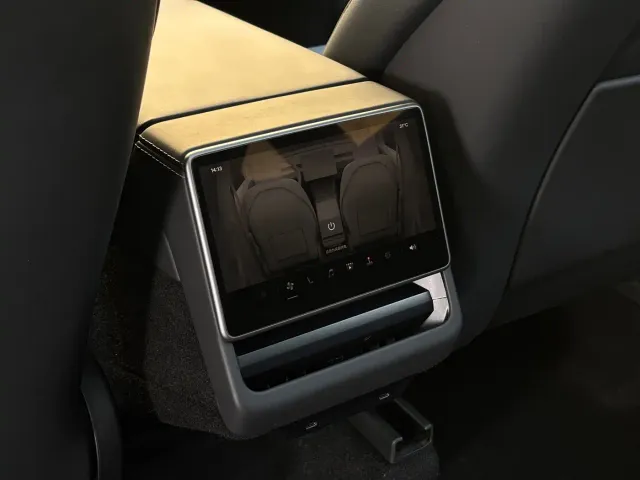 Tesla Model Y — Фото автомобиля 8