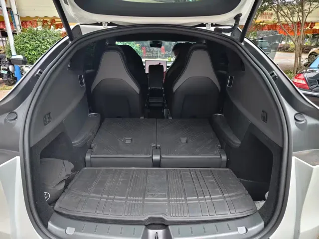 Tesla Model Y L — Фото автомобиля 12