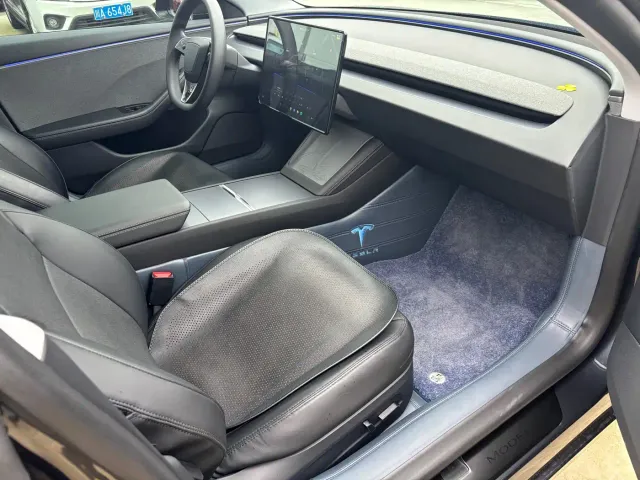 Tesla Model 3 — Фото автомобиля 4