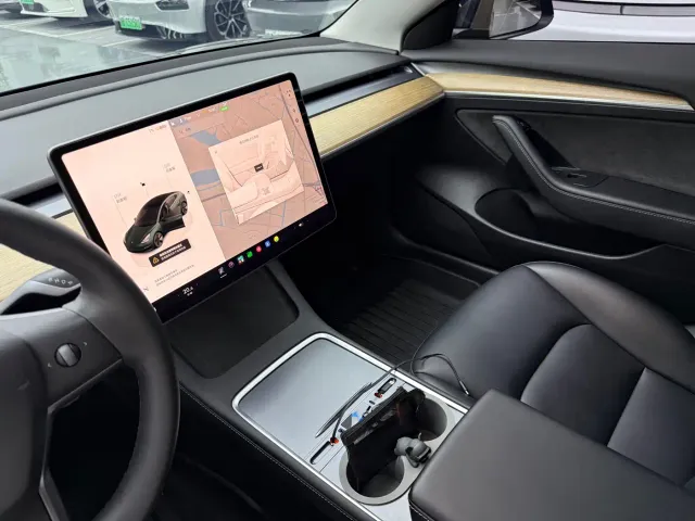 Tesla Model 3 — Фото автомобиля 13