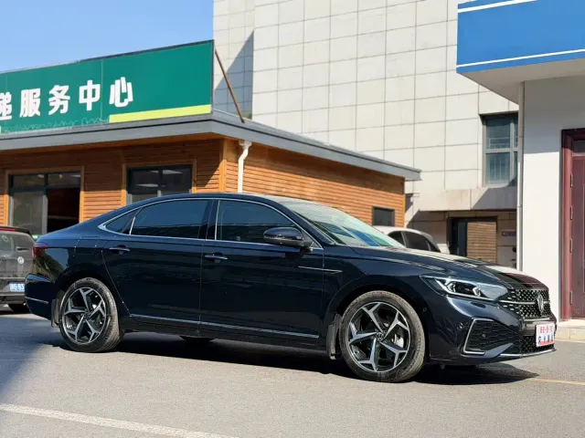 Volkswagen Passat — Фото автомобиля 3