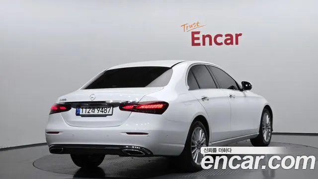 Mercedes-Benz E-Class — Фото автомобиля 2