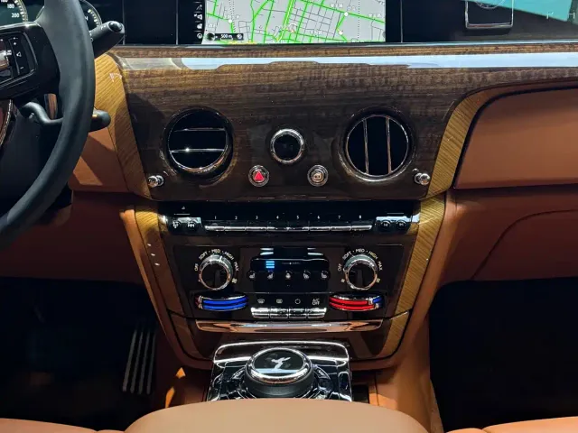 Rolls-Royce Phantom — Фото автомобиля 17