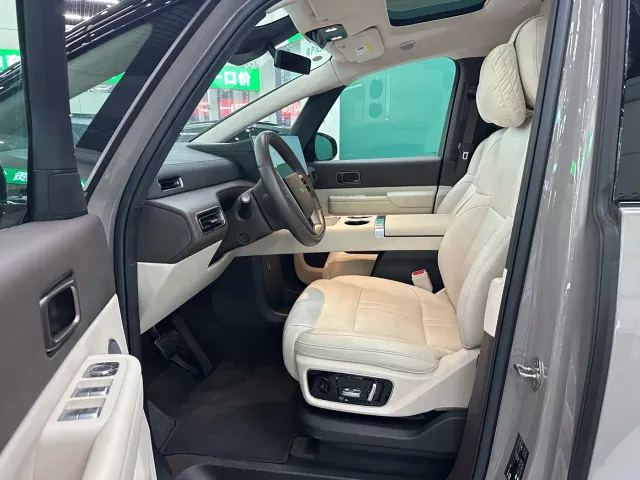 Li Auto MEGA — Фото автомобиля 3