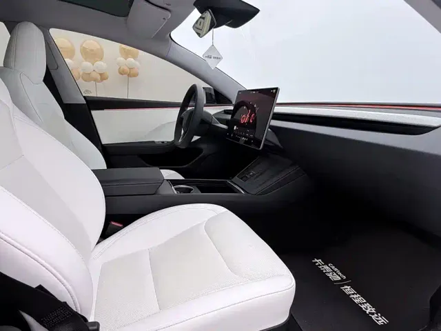 Tesla Model 3 — Фото автомобиля 18