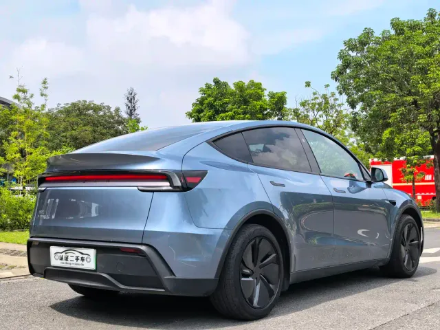 Tesla Model Y — Фото автомобиля 10