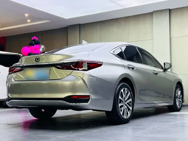 Lexus ES — Фото автомобиля 7