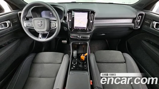 Вольво XC40 B4 Black Edition — Фото автомобиля 7