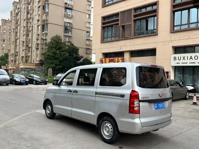 Wuling Hongguang V — Фото автомобиля 4