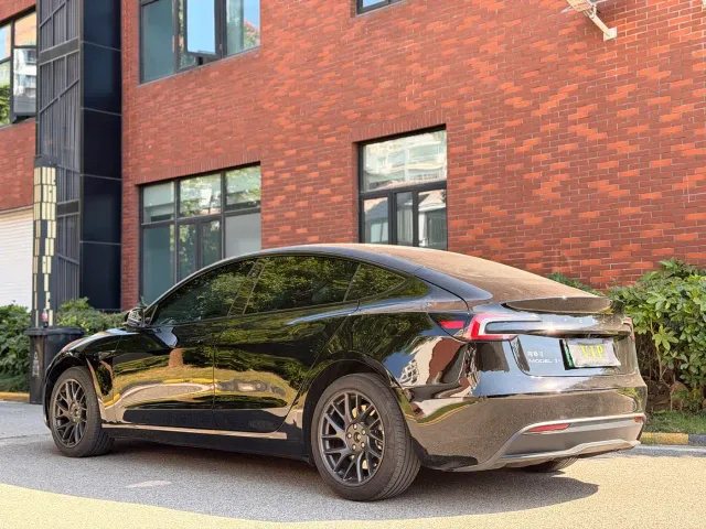 Tesla Model 3 — Фото автомобиля 9